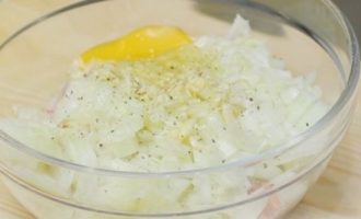 Добавьте в фарш куриное яйцо, а также соль и приправы на ваш вкус, хорошо вымесите фарш, можно даже отбить его о дно миски.