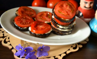 Перекладывайте баклажаны тонкими кружочками томатов. Дайте этому красивому и сочному блюду настояться минут 15-20 и подавайте к столу. 