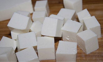 Сыр фетакса нарезать кубиками примерно 2х2 см. Рекомендуется предварительно смочить нож в холодной воде, чтобы сыр не прилипал к нему.