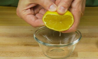 Приготовить соус. Для этого в отдельную небольшую емкость выдавить сок из половины лимона. В него вылить 100 мл оливкового масла. Лучше использовать нерафинированное масло оливы.