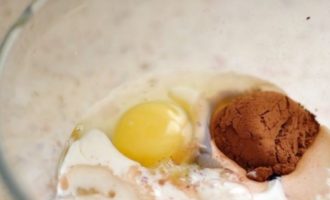 Наливаем молоко, желательно подогретое, нужное количество масла и разбиваем одно яйцо. Тесто солим и насыпаем к нему разрыхлитель или пищевую соду, гашеную уксусом.