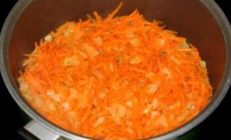 Морковь натрите на терке и добавьте к луку, обжарьте овощи вместе, пока морковь не размякнет.