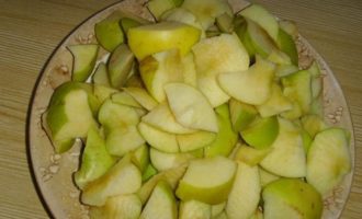 Яблочки вымойте в горячей проточной воде, затем нарежьте их кубиками или ломтиками, удаляя семена и плодоножки. Можете очистить их от кожуры, если хотите.
