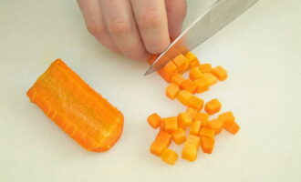 Отваренную заранее и остуженную морковь и картофель нарежьте точно также и добавьте в салат.