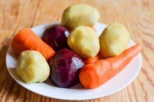 Овощи можете запечь в духовке. Такой винегрет будет вкуснее и полезнее. Охлажденные овощи почистите от кожуры.
