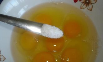 Добавить к яйцам растительное масло без запаха. Взбить яйца вилкой или венчиком.