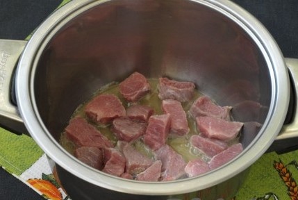 Картошка тушеная с мясом в кастрюле рецепт с фото