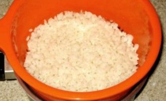 Рис отварите до готовности, подсолив воду. Готовый рис слейте на дуршлаг, но не промывайте, чтобы он сохранил клейкость.