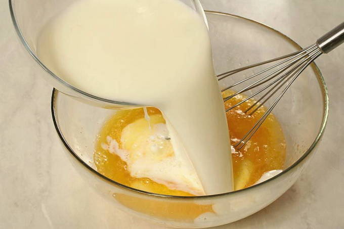 Пышный омлет на сковороде с молоком
