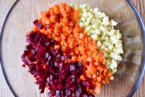 Нарезанные овощи поместите в посуду, в которой будете перемешивать винегрет.