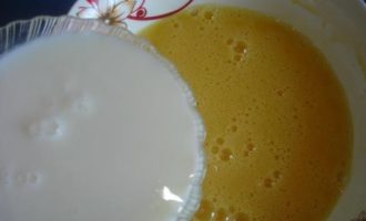 Налить в яичную массу молоко, которое можно не греть и наливать сразу из холодильника холодным.