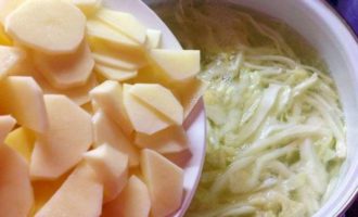 Картофель порезать средними кусочками, выложить в кастрюлю к капусте и варить около 10 мин., снимая пенку. Добавить лавровый лист.