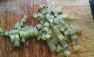 Промойте зеленый лук и укроп и мелко их нашинкуйте. Свежий укроп можно заменить замороженным. Нашинкованную зелень переложите в салатницу.