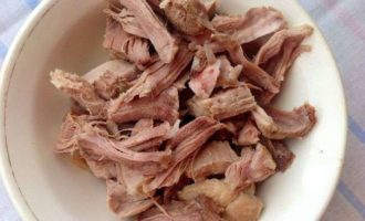 Свинину (или другое мясо) снять с костей и поделить на небольшие кусочки.