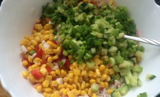 Откройте баночку с консервированной кукурузой (кукурузу выберите несладкую), слейте маринад и добавьте ее к салату. Положите в салат мелко нашинкованную зелень. Салат посыпьте по своему вкусу солью, черным перцем и заправьте майонезным соусом. Разложите салат в тарелочки, оформив их специальной формочкой. Это красиво. Можно подавать на стол.