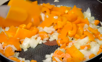 Затем добавьте к нему нарезанные морковь и сладкий перец, и все вместе пожарьте еще 5–7 минут.