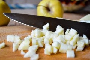 Почистите яблоко, измельчите кубиками  и добавьте в салат.