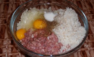 Ингредиенты для тефтелей с рисом в томатно-сметанном соусе