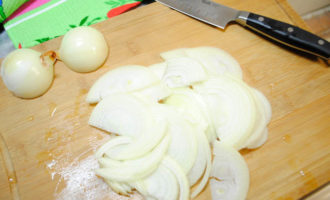 Как испечь вкусный заливной пирог с капустой в духовке? Почистите луковицу и нарежьте ее тонкими полукольцами.