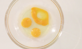 Разбиваем яйца в миску смешиваем с сахарным песком и взбиваем.