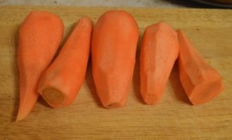 Как приготовить печеночный торт из куриной печени? Морковь почистить, помыть в холодной воде. Если морковь небольшого размера, следует взять порядка 5 шт.