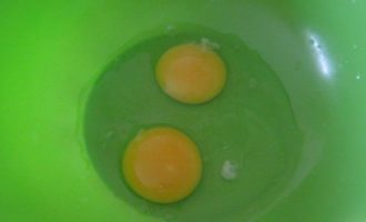 Разбить в чашку по отдельности яйца, чтобы проверить, свежие ли они. Затем соединить яйца в глубокой миске.