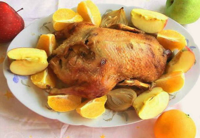 Рецепт мягкой и сочной запеченной утки с яблоками и апельсинами в фольге и целой утки с запеченными яблоками — 3 рецепта самой сочной утки на праздничный стол