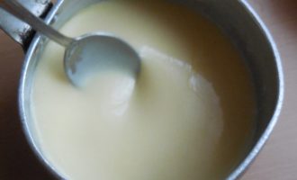 Для крема сливочное масло растопить импульсами в микроволновке или на паровой бане. Масло желательно взять максимальной жирности, оно наиболее вкусное. Ни в коем случае не использовать для крема маргарин или спред.