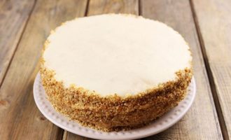 Чтобы торт хорошо пропитался и был красивым, не жалейте крема на бока торта и его верх. Обрезки торта подсушите в духовке и растолките в крошку, ею присыпьте бока тортика.