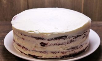 Самый верхний слой торта также обильно смажьте кремом, а также смажьте бока торта. Шпателем или ножом разгладьте крем на поверхности и боках торта, чтобы он был идеально гладким.