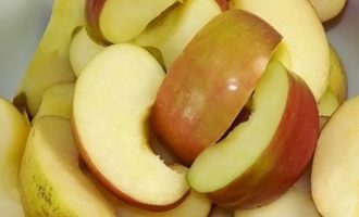 Подготовить яблоки: помыть их, разрезать на 8-16 долек каждое и удалить сердцевины. Кожу снимать не нужно.