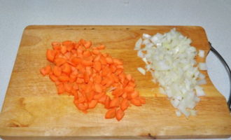 репчатый лук очистите от шелухи, сполосните водой. каждую луковицу разрежьте пополам, а затем каждую из половинок нарежьте кубиками. морковку промойте, очистите с помощью овощечистки от кожуры. очищенную морковь нарежьте тонкими кружочками, небольшими кубиками или натрите на крупной терке (в зависимости от того, как вам больше нравится).