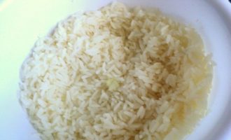 До полуготовности или полностью сварите рис в соленой воде, потом отцедите его и дайте остыть.