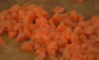 Чистим лук и нарезаем его на небольшие кусочки. Теперь также очищаем и подготавливаем морковку.