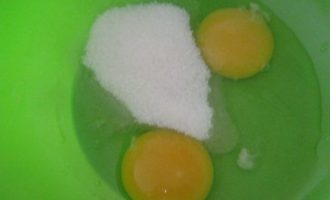 Добавить к яйцам сахарный песок и соль. Взбить смесь миксером, венчиком или вилкой до полного объединения.