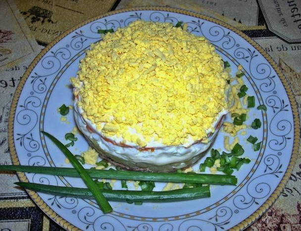 Как украсить салат мимоза яичным желтком