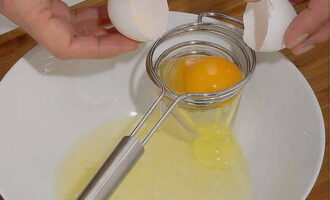 Теперь займитесь яйцами. Для приготовления этой запеканки нужно будет желтки отделить от белков (сейчас придумано множество приспособлений для этой цели). 