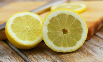 Лимон также помойте и немного помните руками. Затем разрежьте пополам и выдавите из него сок.