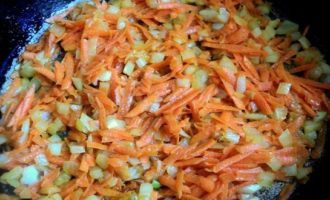 Лук и морковку очистите, лук измельчите кубиками, а морковку очень мелко нарежьте ножом или натрите на терке. Потом овощи обжарьте на сковороде в небольшом количестве растительного масла, пока они не размягчатся.