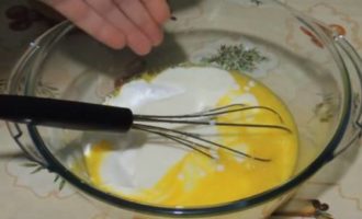 Теплый кефир добавьте к взбитым яйцам, размешайте все аккуратно венчиком. После добавьте соду, ее нужно немного пригасить уксусом. Сода должна начать пузыриться в кефире, оставьте тесто на 3-5 минут, чтобы этот процесс хорошо пошел.