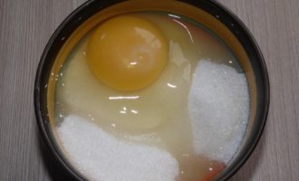 В глубокую миску разбейте 3 яйца и всыпьте к ним 150 грамм сахарного песка.