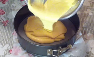Выпекать пирог будем на пергаментной бумаге. Устилаем ее на дно формы для выпекания, а бока смазываем маслом. Выкладываем тесто по всей поверхности.