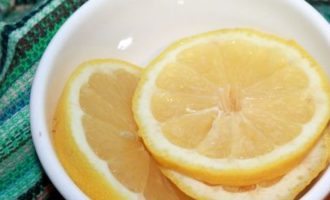 Лимон хорошо промойте, прямо со шкуркой нарежьте на дольки толщиной 3-4 мм.