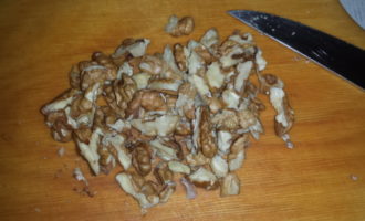 Очищенные грецкие орешки нужно порубить по размеру ягодок, не слишком мелко и не слишком крупно.