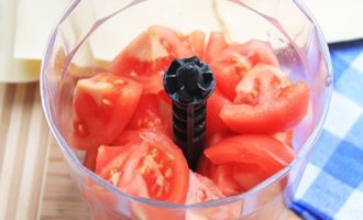 Поместить в блендер разрезанные на части помидоры без кожицы и сделать из них пюре.