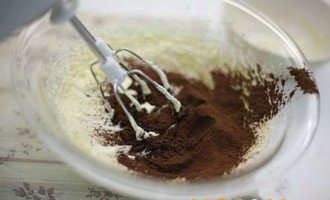 200 грамм размягченного сливочного масла нужно смешать с ванильным сахаром и взбить миксером, пока не получится мягкая воздушная масса. Добавьте в крем 10 грамм какао-порошка и тщательно перемешайте. Влейте остуженный заварной крем и снова тщательно вымесите все ингредиенты.
