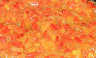 Добавьте к луку перец и томаты, на среднем огне обжарьте эти овощи, а потом тушите под крышкой 7-10 минут, пока они не пустят сок. Затем огонь отключите, овощной соус подсолите, добавьте молотый перец и немного прованских трав. По желанию можно добавить и чуточку сахара – будет еще вкуснее! Когда соус немного остынет, разомните его толкушкой в пюре, если хотите получить более однородную консистенцию, но этого можно и не делать.