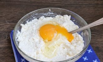 В полученную смесь начните по одному добавлять куриные яйца, интенсивно вымешивая однородное тесто.