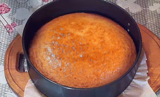 Духовку разогреваем до 180 градусов и отправляем наш пирог запекаться примерно на 35 минут.