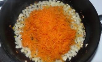 В сковороду с разогретым маслом выложить сначала лук, а потом морковь и обжарить овощи до полуготовности.